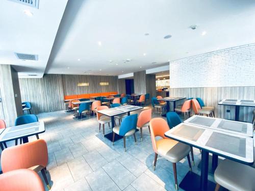 En restaurant eller et spisested på Hanting Premiun Hotel Huaihua South High-Speed Railway Station Wanda Plaza