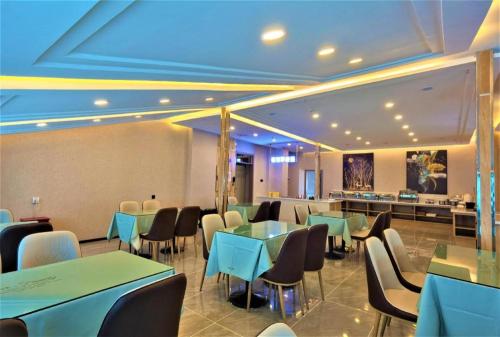 Ein Restaurant oder anderes Speiselokal in der Unterkunft Starway Hotel Hami Gongyuan Daguan 