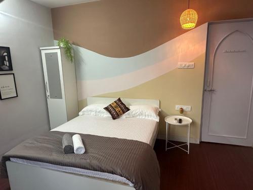 Un pequeño dormitorio con dos camas y una mesa. en Flow: Private Studio in Koregaon Park. WiFi AC SmartTv, en Pune