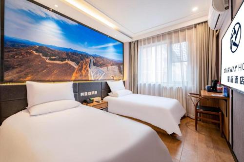سرير أو أسرّة في غرفة في Starway Hotel Beijing Hepingli North Street Metro Station