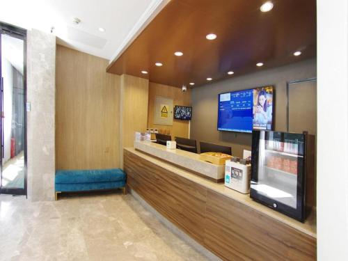En tv och/eller ett underhållningssystem på Hanting Premium Hotel Beijing West Gate of People's University