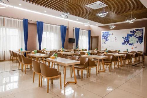 En restaurant eller et spisested på Starway Hotel Qiqihar Railway Station