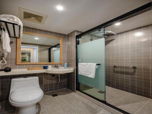 y baño con aseo, lavabo y ducha. en Starway Hotel Taiyuan Gongyuan Times City, en Xiaojingyu