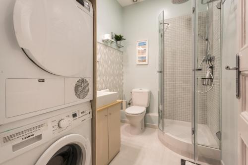 a bathroom with a washing machine and a shower at Luxury y Elegant Apartment in the centre in Barcelona