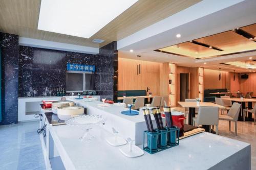 Gallery image of Starway Hotel Wenxi Swimming Pool in Wenxi