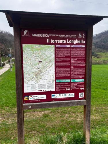 a sign in a field with a map at Nuovo B&B Colline San Benedetto in Marostica