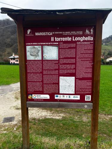 a sign on the side of a field at Nuovo B&B Colline San Benedetto in Marostica