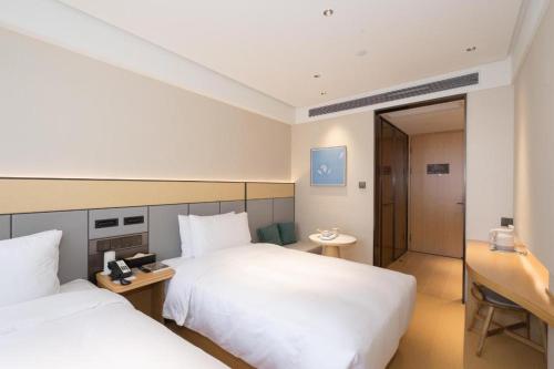 Uma cama ou camas num quarto em JI Hotel Shenzhen Futian Shawei Metro Station