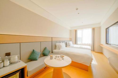 Een bed of bedden in een kamer bij JI Hotel Changdu Happy Valley