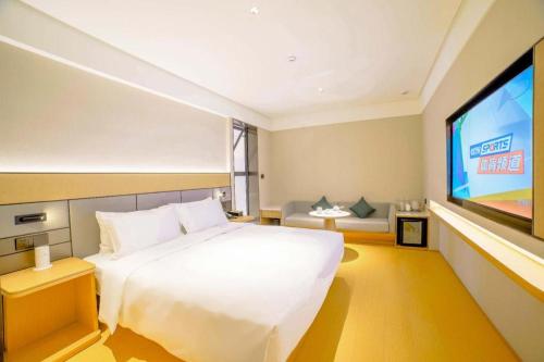 Un pat sau paturi într-o cameră la JI Hotel Chengdu Kuai Zhai Zane Qingyang Central Street