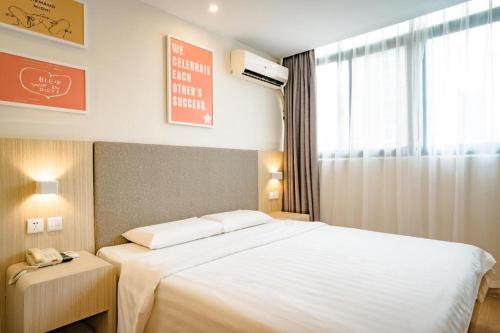 Cama ou camas em um quarto em Hanting Hotel Ningbo High-Education Park Qianhu North Road