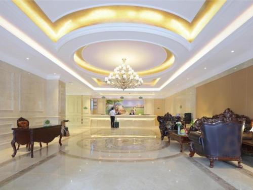 eine große Lobby mit einer Decke und einem Kronleuchter in der Unterkunft Vienna Hotel Shanxi Datong High-Speed Railway Dongxin International in Shaling