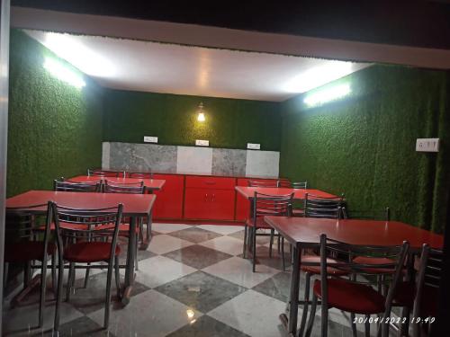 Reštaurácia alebo iné gastronomické zariadenie v ubytovaní Manali Apple Villa