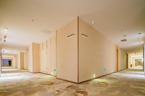 a row of lockers in an empty room at Starway Hotel Xining Limeng Commercial Pedestrain Street in Xining