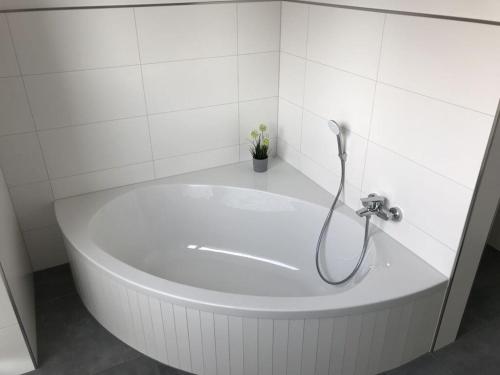 ダンガストにあるVilla Wonderful Dangast in the North Sea Parkの浴室にある蛇口付きの白い浴槽