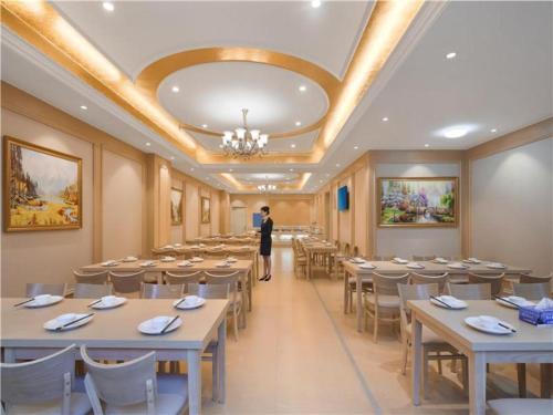 Restaurant o un lloc per menjar a Vienna Hotel Yuxi Hongta Avenue High-Speed Railway Station