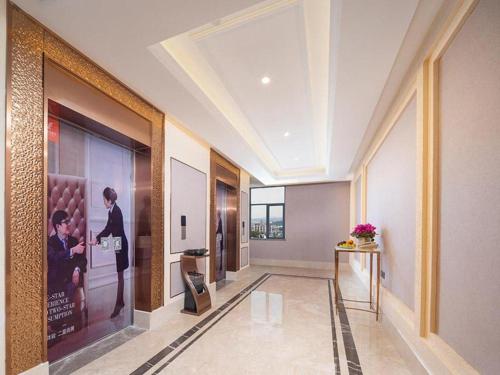 korytarz z dużym obrazem kobiety w obiekcie Vienna Hotel Lincang New Asia Pacific Times Square w Lincang