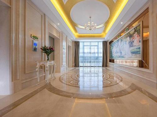 um grande corredor com um lustre num edifício em Vienna Hotel Fuzhou Changle Zhenghe Metro Station em Changle