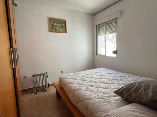 um quarto com uma cama e uma janela em Cosy apartment with shared balcony em Sevilha