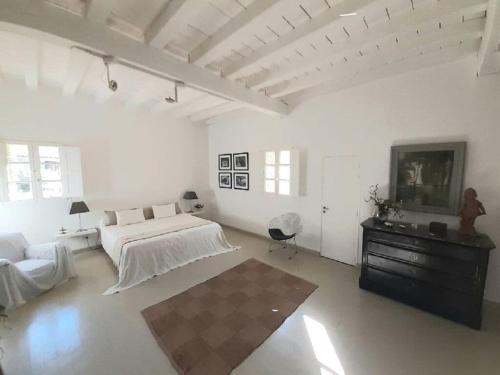 Cette grande chambre blanche dispose d'un lit et d'un canapé. dans l'établissement Holiday home Bomorto, à Calenzana