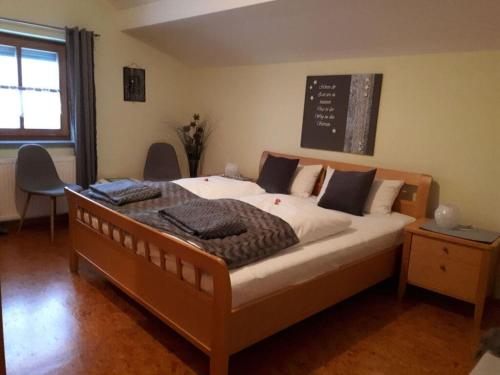 - une chambre dotée d'un lit avec un tableau noir sur le mur dans l'établissement Attractive apartment in Bavaria, à Schöllnach