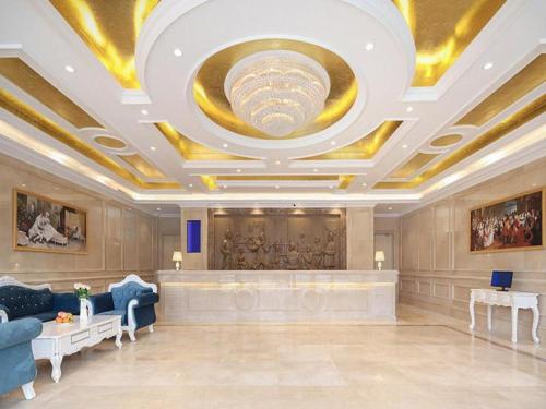 hol z dużym pokojem z dużym sufitem w obiekcie Vienna Hotel Anhui Fuyang Chengnan New District w Fuyang
