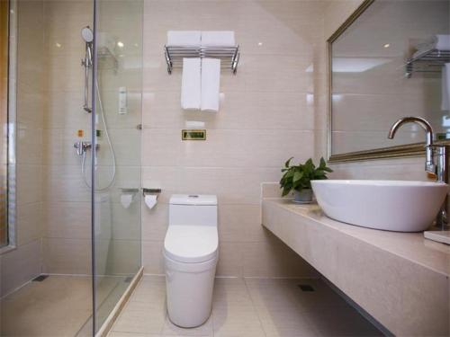 W łazience znajduje się toaleta, umywalka i prysznic. w obiekcie Vienna Hotel Inner Mongolia Tongliao Development Zone w Tongliao