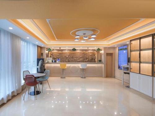 a lobby with a table and chairs and a bar at Vienna Hotel Shandong Liaocheng High-Tech Zong Yueji Park in Liaocheng