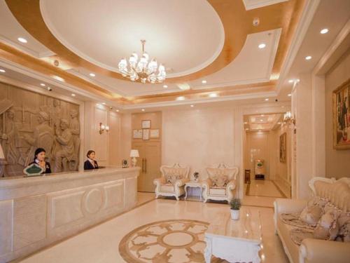 Lobby o reception area sa Vienna Hotel Qinghai Yushu Tangfan Avenue