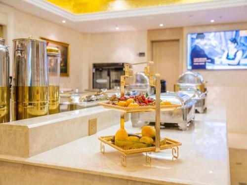 um quarto de hospital com dois pratos de fruta no balcão em Vienna Hotel Qinghai Yushu Tangfan Avenue em Chumda