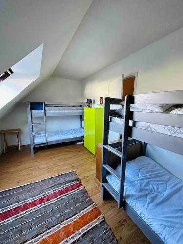 - une chambre avec 2 lits superposés et un escalier dans l'établissement Grande maison - Vue mer, Plage de Rospico à pied, à Névez