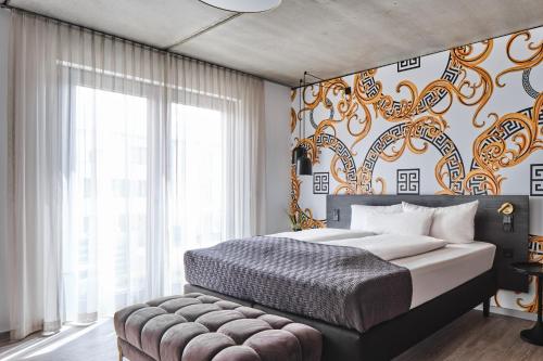 - une chambre avec un lit et une grande fenêtre dans l'établissement Hotel BalthazarS, à Seligenstadt