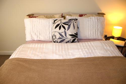 - un lit avec 2 oreillers dans l'établissement Spacious 2BR flat in Central London near Elephant and Castle station, à Londres