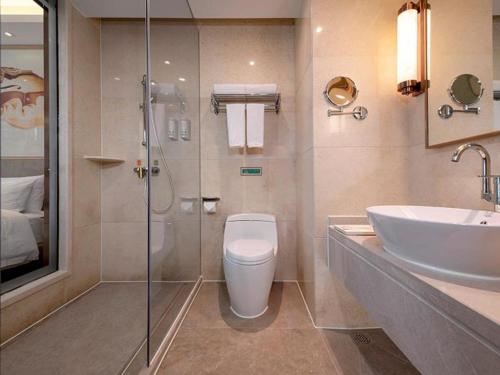 y baño con aseo, lavabo y ducha. en Vienna Hotel Yunnan Dali Erhai Lake en Dali