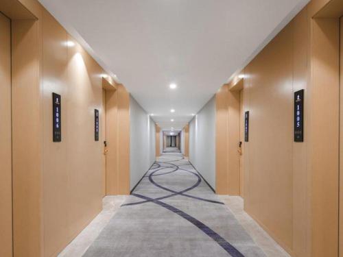 un pasillo de un pasillo con un pasillo largo en Venus Royal Hotel Ordos Yijinhuoluo Banner Olympic en Ordos