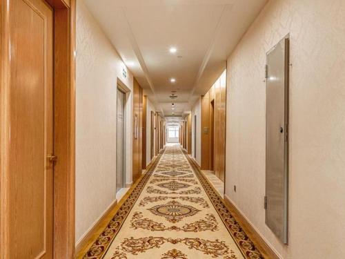 un corridoio vuoto con un tappeto sul pavimento di Vienna Hotel Guangdong Huidong Exhibition Center a Huidong