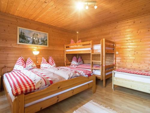 una camera con 2 letti a castello in una baita di tronchi di Spacious house near ski area in Sankt Johann a Sankt Johann im Pongau