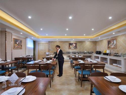 Vienna Hotel Anhui Jixi High-Speed Railway Station tesisinde bir restoran veya yemek mekanı