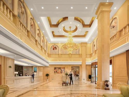 eine große Lobby mit einem Kronleuchter in einem Gebäude in der Unterkunft Vienna Hotel Chongqing Fengdu in Fengdu