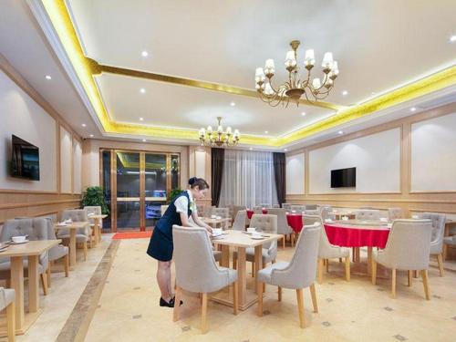 En restaurant eller et spisested på Vienna Hotel Hunan Yueyang Bubugao
