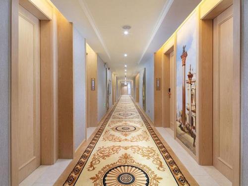 岳陽的住宿－Vienna Hotel Hunan Yueyang Bubugao，楼内铺着地毯的走廊