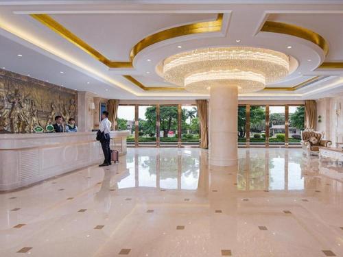 Vstupní hala nebo recepce v ubytování Vienna Hotel Guangdong Zhongshan Xiaolan High-Speed Railway Station