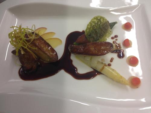 Makanan di atau berdekatan hotel