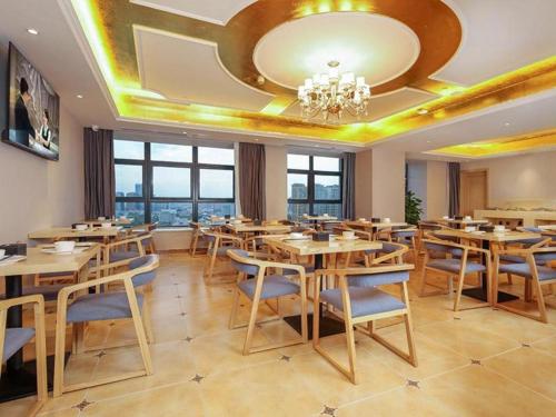מסעדה או מקום אחר לאכול בו ב-Vienna Hotel Chengdu University of Pertroleum Metro Station
