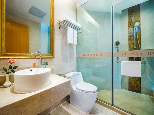 La salle de bains est pourvue de toilettes, d'un lavabo et d'une douche. dans l'établissement Vienna Hotel Hunan Yueyang Linxiang, à Linxiang