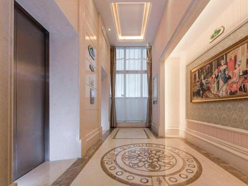 a hallway with a door and a painting on the wall at Vienna Hotel Yunnan Shangri-La Ancient City in Shangri-La