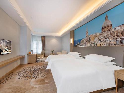 ein Hotelzimmer mit 2 Betten und einem großen Fenster in der Unterkunft Vienna Hotel Fuzhou Mawei in Mawei