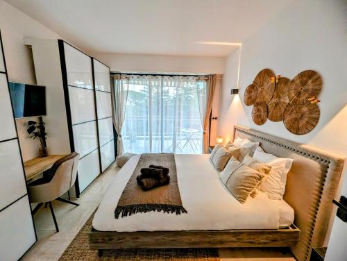 2 bedrooms seafront tesisinde bir odada yatak veya yataklar