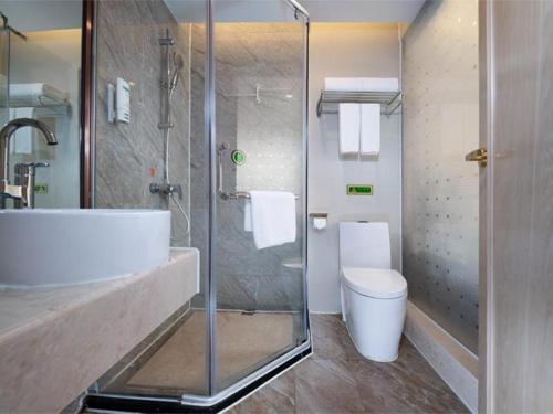 南寧的住宿－Vienna Hotel Nanning Beihu Metro Station，一间带玻璃淋浴和卫生间的浴室
