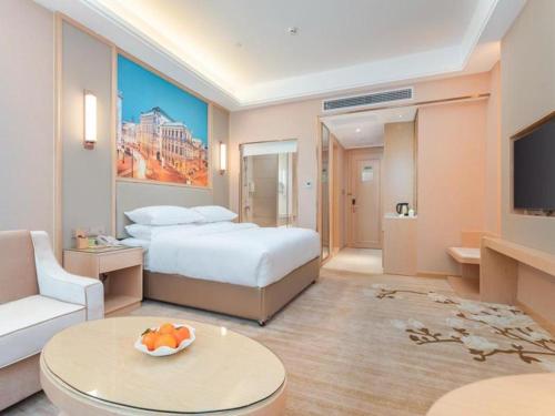 pokój hotelowy z łóżkiem i salonem w obiekcie Vienna Hotel Kunming Yiliang Xingyue Building w mieście Yiliang